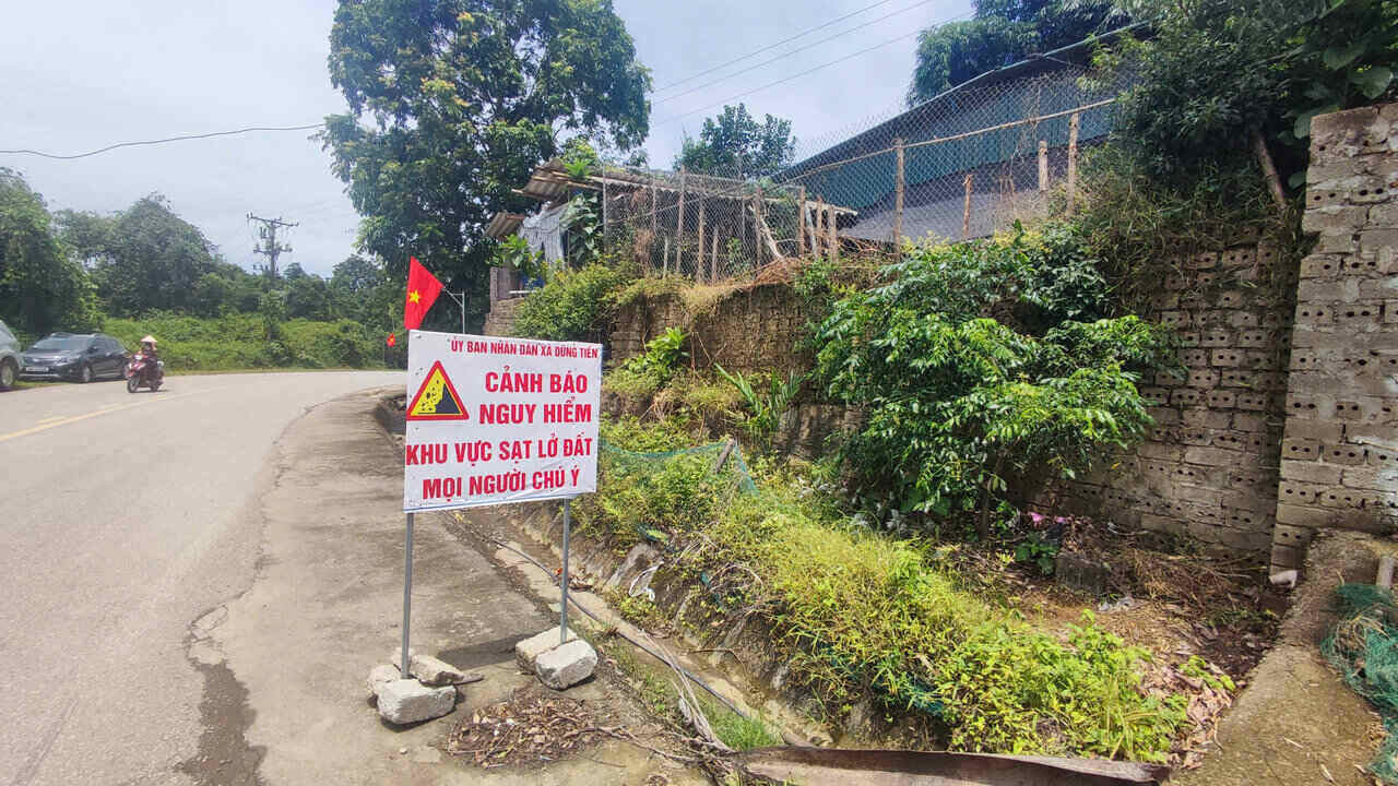 Biển cảnh báo nguy hiểm khu vực sạt lở đất tại xóm Bãi Khoai, xã Dũng Tiến. Ảnh: Đặng Tình