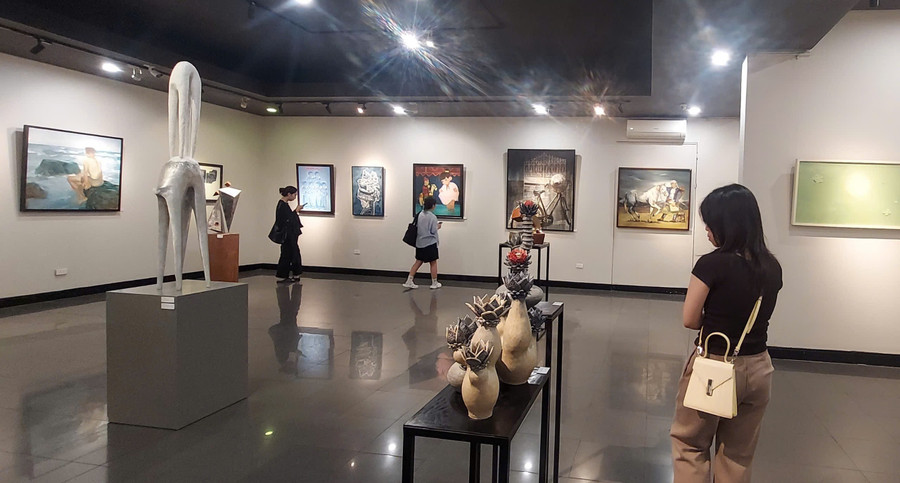 Triển lãm 'Dăng tay' thu hút sự quan tâm của công chúng. Ảnh: Bình Thanh.