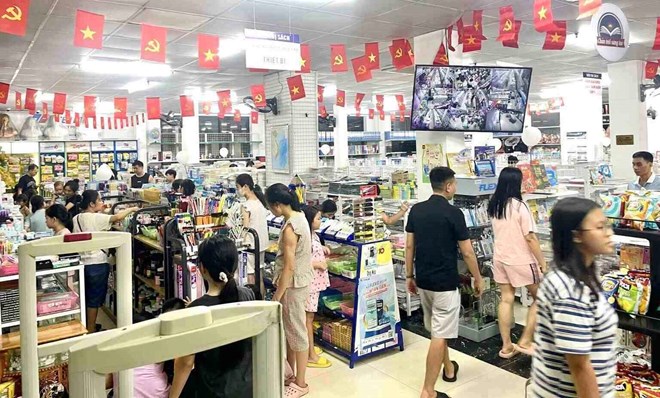 Giá sách giáo khoa giảm, phụ huynh Phú Thọ nhẹ gánh chi phí đầu năm học