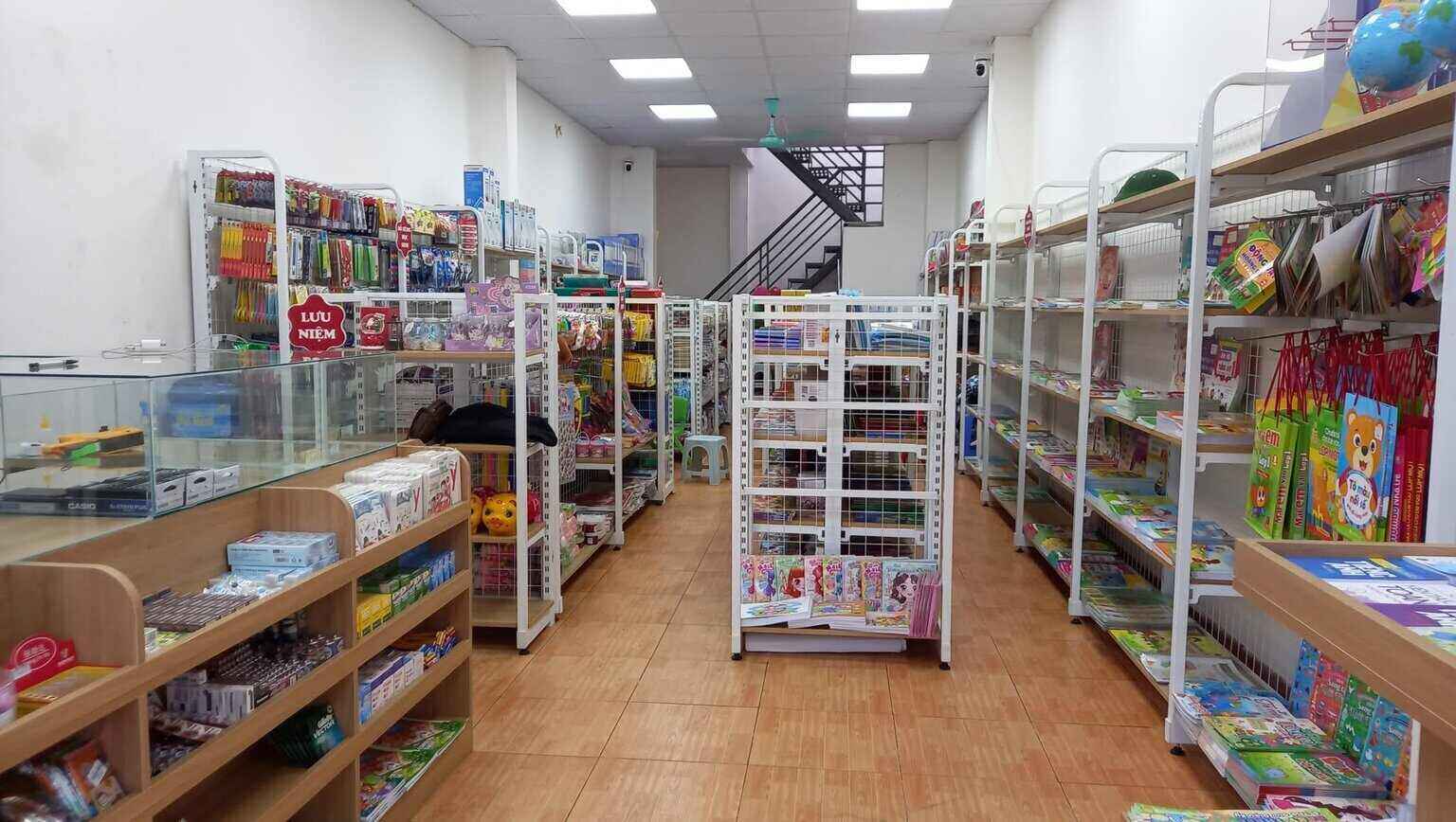 Hiệu sách Nhân dân tại xã Kim Bôi (tỉnh Phú Thọ) chuẩn bị nhiều sản phẩm đồ dùng học tập, sách các loại phục vụ nhu cầu của phụ huynh và học sinh. Ảnh: ĐVCC