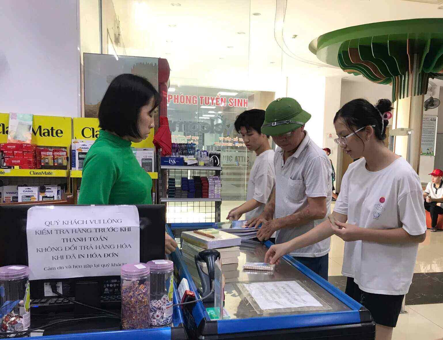 Giá sách giáo khoa giảm, nhiều gia đình ở Phú Thọ nhẹ gánh chi phí đầu năm học. Ảnh: T.H