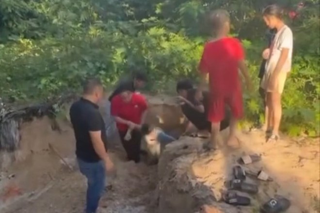 Tài xế Tí Hon cùng du khách cứu thoát bé trai bị vùi trong cát ở Côn Đảo