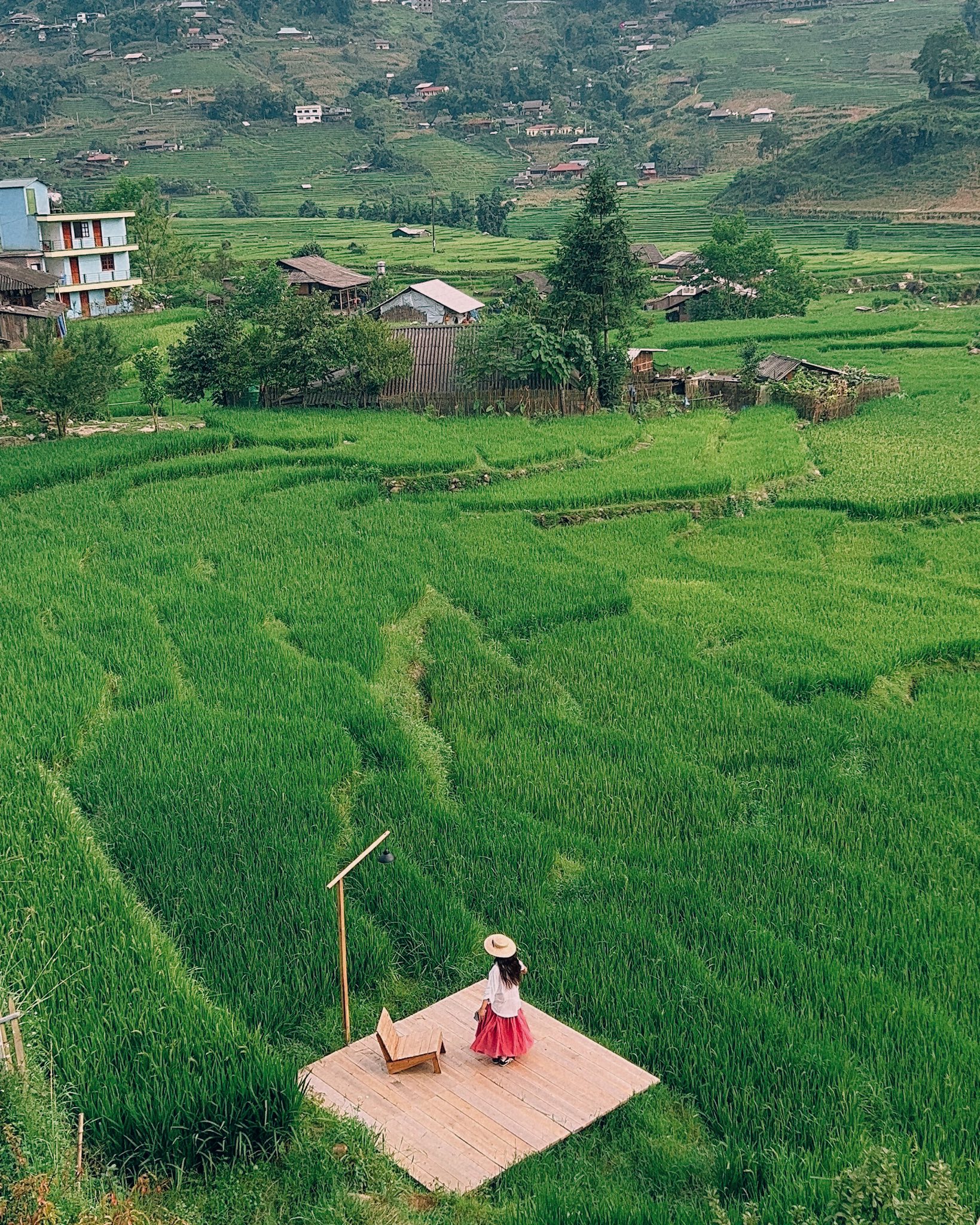Bản Tả Van có vị trí nằm tựa lưng vào núi, mặt hướng ra thung lũng Mường Hoa thơ mộng. Năm nay, thời điểm ngắm mùa lúa chín Tả Van đẹp nhất là vào cuối tháng 8 đầu tháng 9. Khi đó, những thửa ruộng bậc thang Tả Van như bừng sáng với sắc vàng của lúa chín, ruộng đồng như biến thành dải lụa ôm ấp dòng suối Mường Hoa.