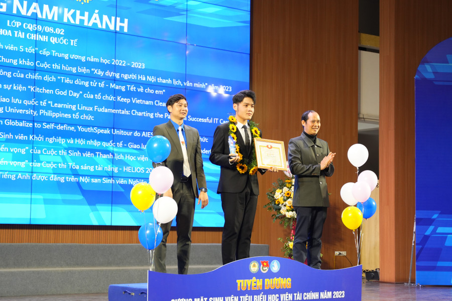 nhan-giai-thuong-guong-mat-sinh-vien-tieu-bieu-hoc-vien-tai-chinh-nam-2023.jpg