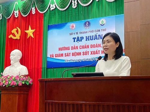 Bà Nguyễn Ngọc Việt Nga, Phó Giám đốc Sở Y tế phát biểu tại lớp tập huấn hướng dẫn chẩn đoán, điều trị và giám sát bệnh sốt xuất huyết Dengue. Ảnh: Sở Y tế Cần Thơ.