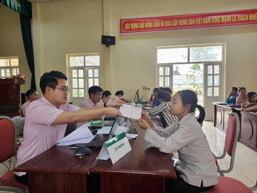 Người dân đến giao dịch tại xã miền núi Quan Sơn.