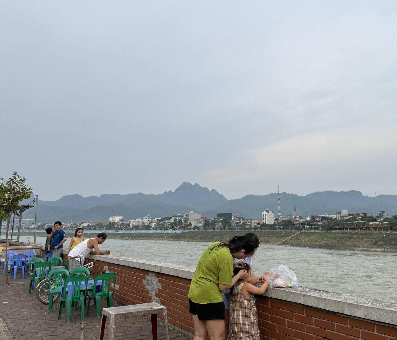 Người dân đưa trẻ em cùng ngắm cảnh thuỷ điện xả lũ. Ảnh: Hải Đăng