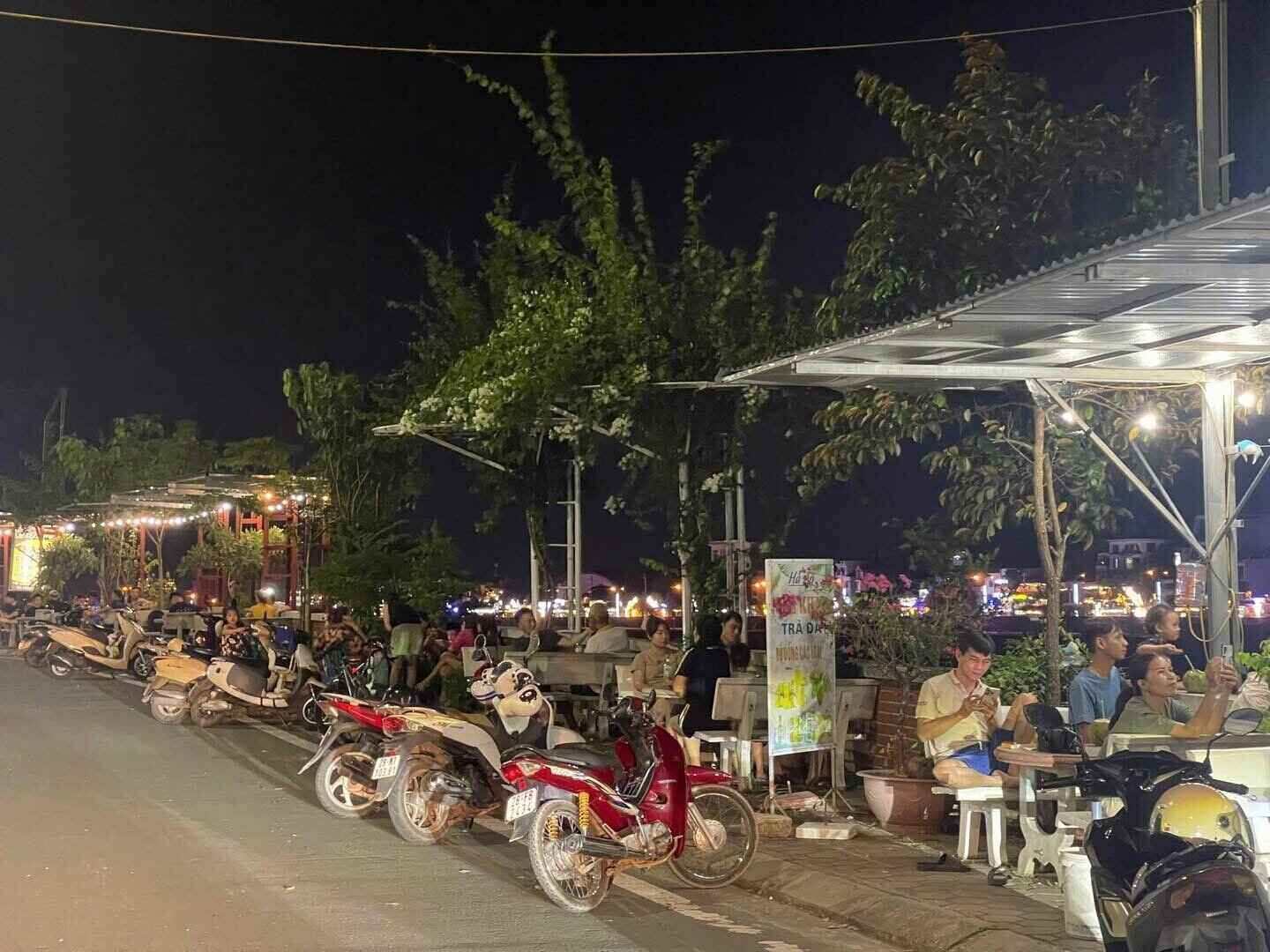 Tối đến, hàng quán ở khu vực chân đập thuỷ điện càng tấp nập người. Ảnh: Anh Tâm