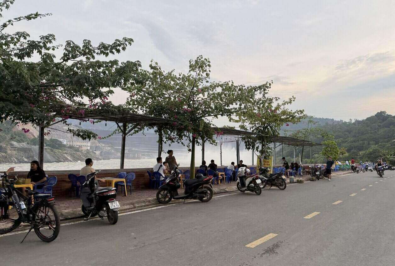 Về chiều, khu vực bờ trái sông Đà - đoạn chân đập Thủy điện Hòa Bình, tập trung nhiều người dân tới ngắm cảnh. Ảnh: Hải Đăng