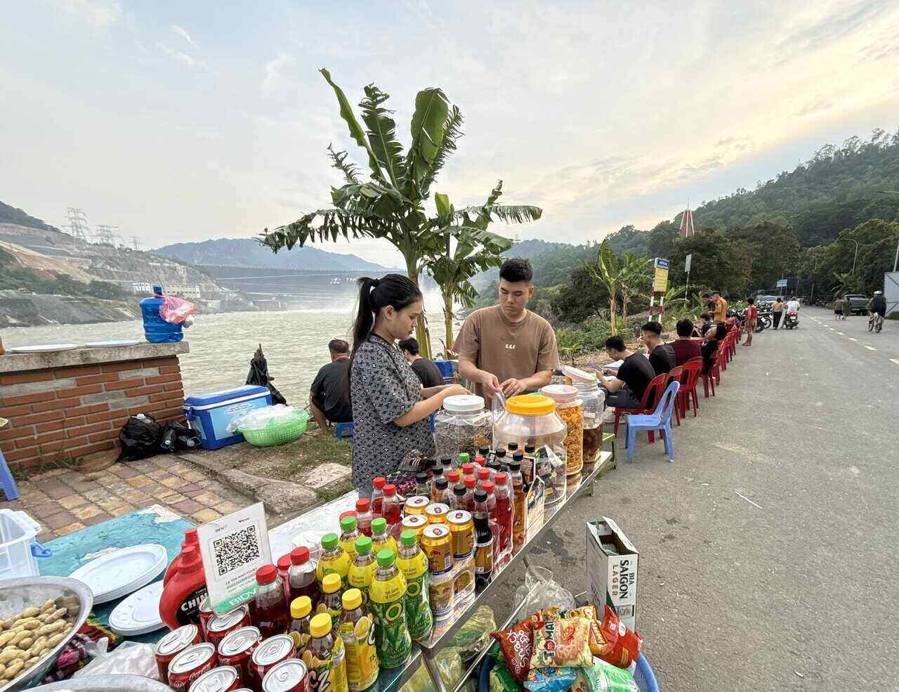 Một quán nước gần chân đập thuỷ điện đông khách khi về chiều. Ảnh: Hải Đăng