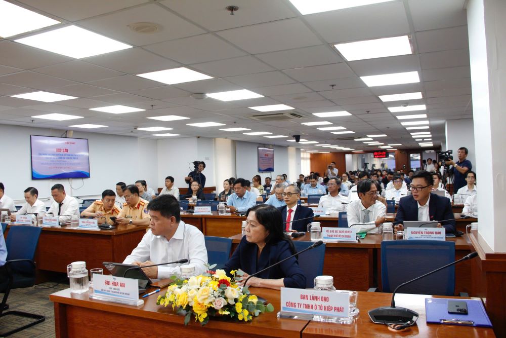 Đại diện lãnh đạo nhiều cơ quan, đơn vị của TPHCM tham dự buổi họp báo. Ảnh: Anh Tú