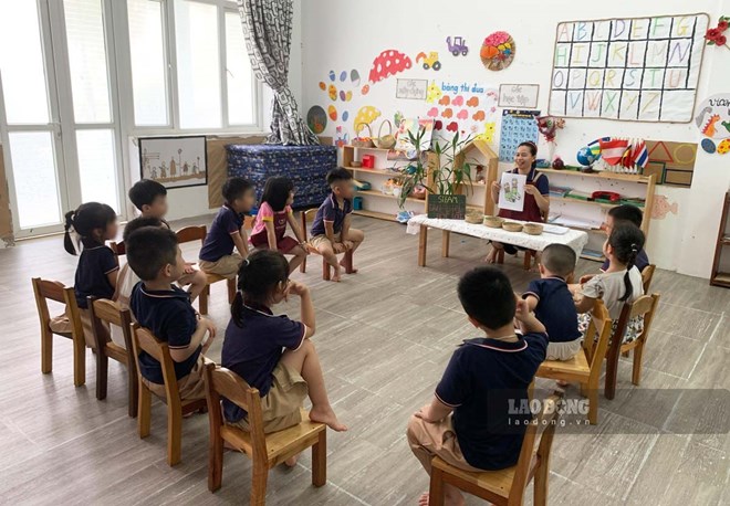 Công nhân yên tâm gửi con tại trường mầm non trong khu công nghiệp để đi làm