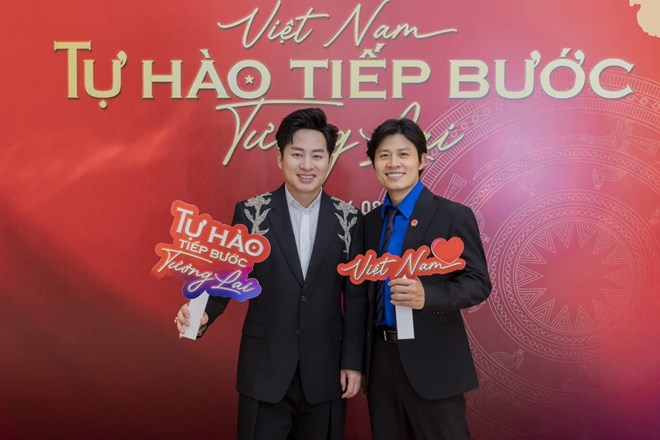 Tùng Dương bắt tay với Nguyễn Văn Chung lan tỏa tinh thần Việt Nam