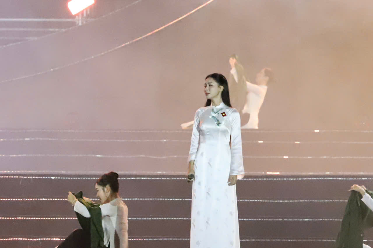 Hòa Minzy mang ca khúc mới lên sân khấu concert “Tự hào là người Việt Nam“. Ảnh: Huyền Chi