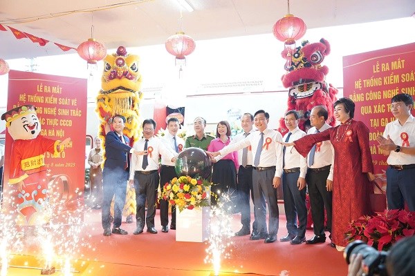 Lần đầu kiểm soát vé tàu bằng công nghệ sinh trắc học
