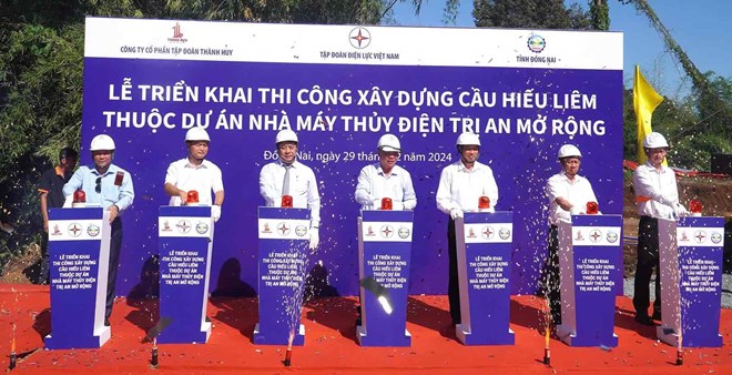 Tập đoàn Điện lực Việt Nam (EVN) tổ chức lễ triển khai thi công xây dựng cầu Hiếu Liêm thuộc dự án Nhà máy thủy điện Trị An mở rộng vào ngày 29.12.2024. Ảnh: HAC