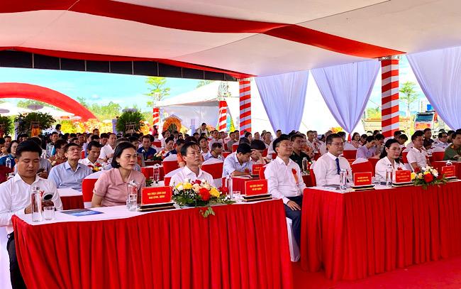 Đại biểu tham dự lễ khởi công, dự án với quy mô từ 400-500 căn hộ. Ảnh: Ngô Hiền