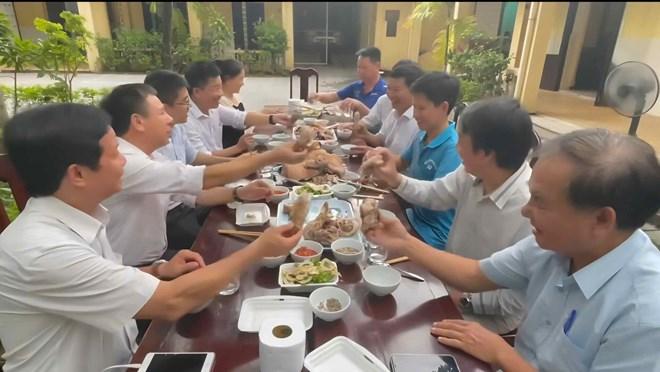 Cán bộ ngành thú y Huế ăn giò lợn, kêu gọi không tẩy chay thịt lợn
