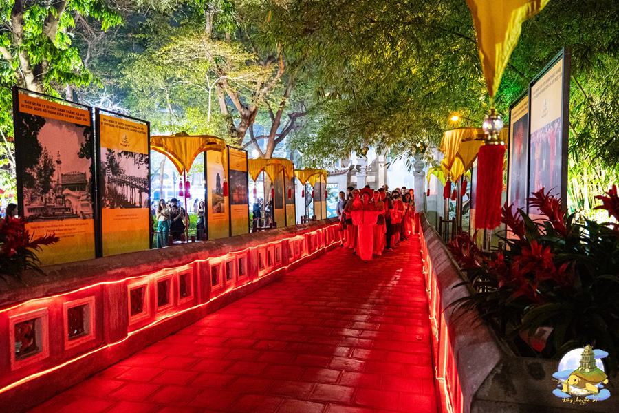 Tour Ngọc Sơn - Đêm huyền bí tổ chức trên cầu Thê Húc - đền Ngọc Sơn. Ảnh: BTC