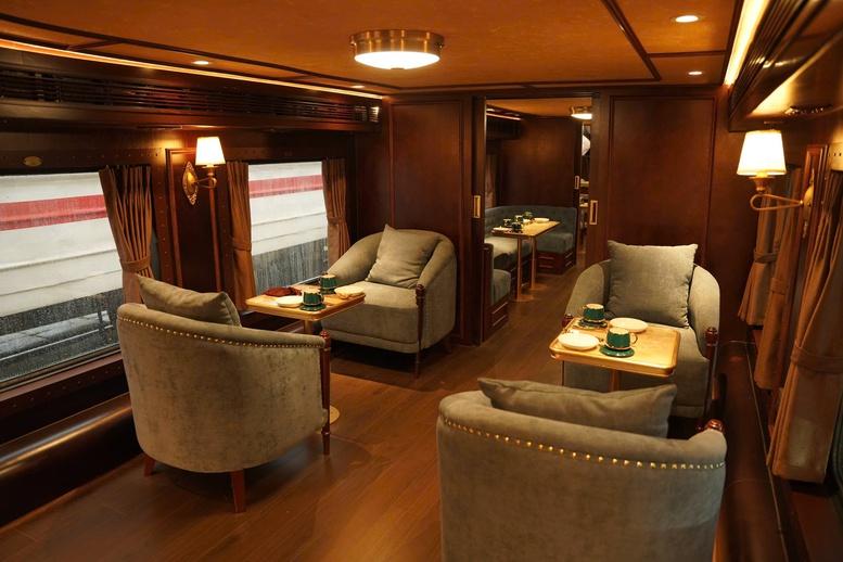 Tàu The Hanoi Train có các toa đặt theo tên 5 cửa ô Hà Nội xưa là Ô Cầu Dền, Ô Quan Chưởng, Ô Cầu Giấy, Ô Chợ Dừa và Ô Đống Mác. Ảnh: Đường sắt Việt Nam.