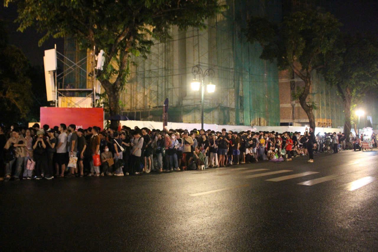Khoảng 00 giờ 10 phút, tại Nhà hát lớn Hà Nội đã đông nghịt bạn trẻ xếp hàng chờ lấy vé “Việt Nam trong tôi“. Ảnh: Lê Tuyến