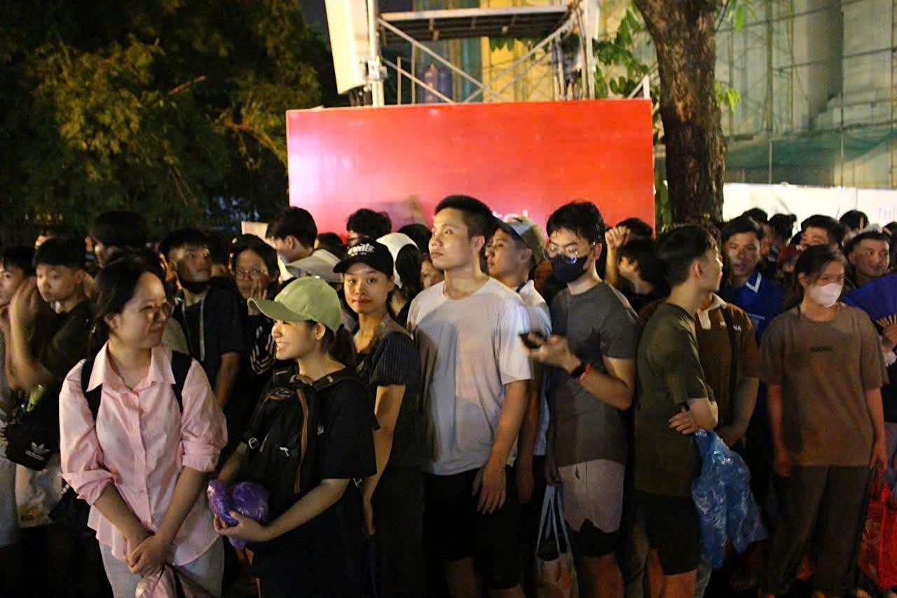 Càng về sáng, dòng người đổ về Nhà hát lớn Hà Nội xếp hàng chờ lấy vé càng nhiều. Ảnh: Lê Tuyến