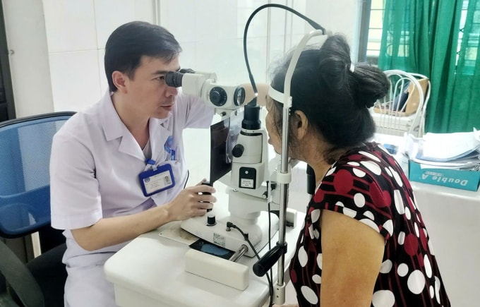 Bác sĩ thăm khám cho bệnh nhân. Ảnh: Nhật Thắng