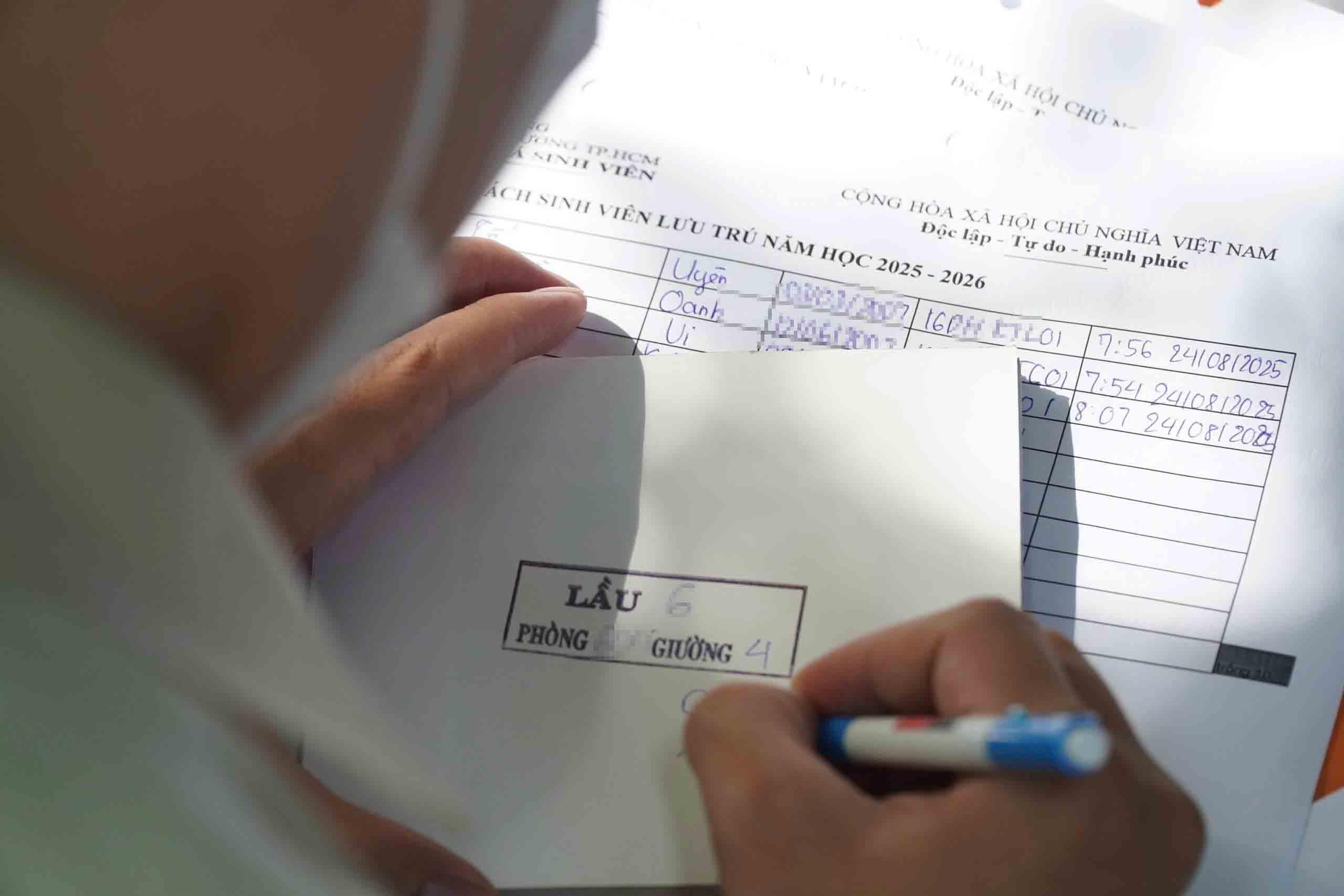 Đông đảo tân sinh viên Trường Đại học Công Thương TPHCM làm thủ tục đăng ký chỗ ở tại ký túc xá trong ngày 24.8. Ảnh: Chân Phúc