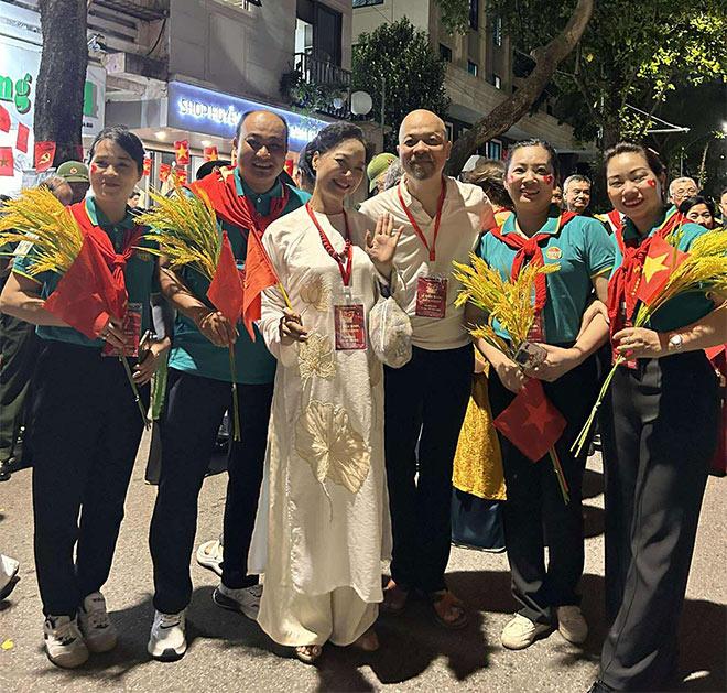 Đức Hùng chụp hình kỷ niệm cùng NSND Lê Khanh và các nghệ sĩ khác. Ảnh: Nhân vật cung cấp