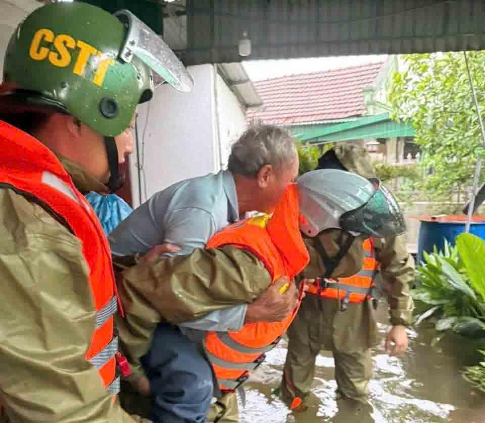 Công an đưa người già đến cơ sở y tế. Ảnh: Công an Hà Tĩnh.