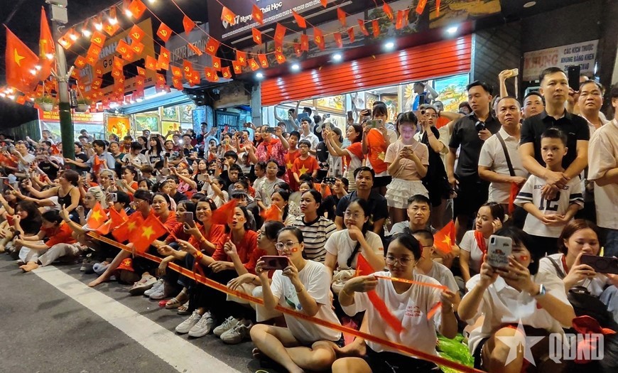 Hàng nghìn người dân xem các đoàn diễu binh, diễu hành đi qua trong buổi tổng hợp luyện lần 2.