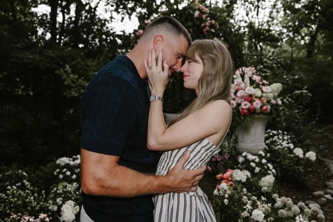 Taylor Swift đính hôn với ngôi sao bóng bầu dục