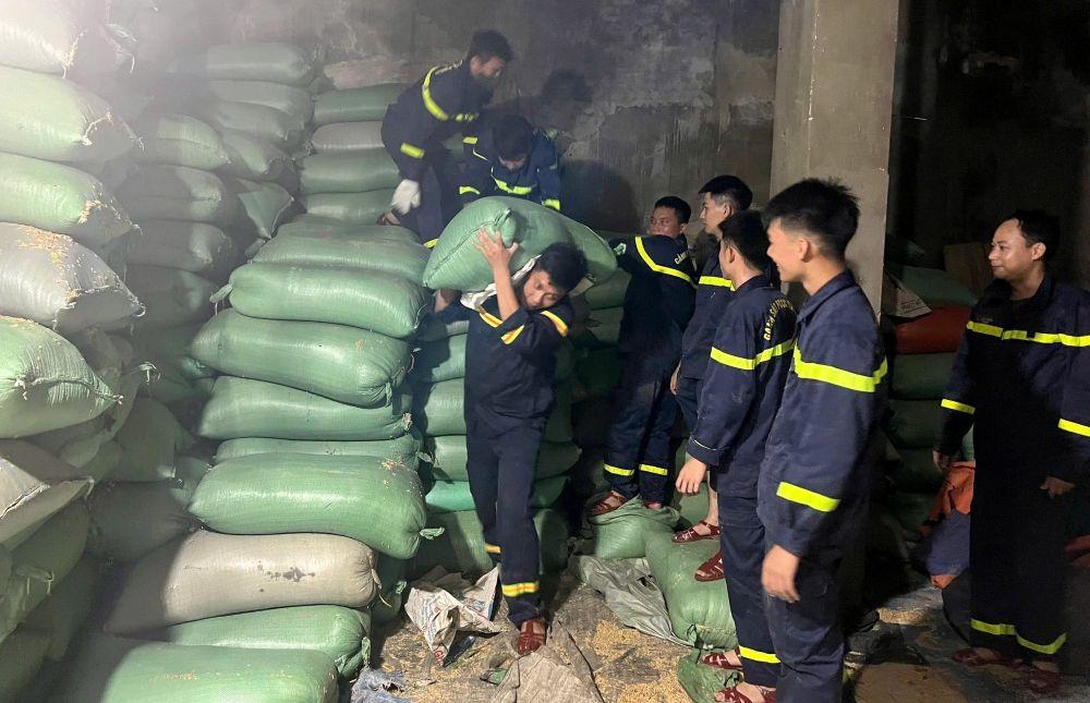 Lực lượng Cảnh sát PCCC và CNCH, Công an tỉnh Thanh Hóa nhanh chóng hỗ trợ di dời khoảng 100 tấn lúa tại nhà kho, khu dân cư (ở xã Tống Sơn). Ảnh: Công an Thanh Hóa