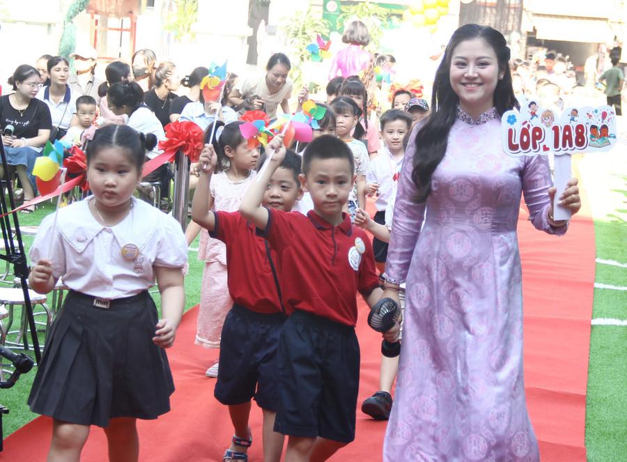 Cô - trò Trường tiểu học Vĩnh Tuy (Vĩnh Hưng, Hà Nội).