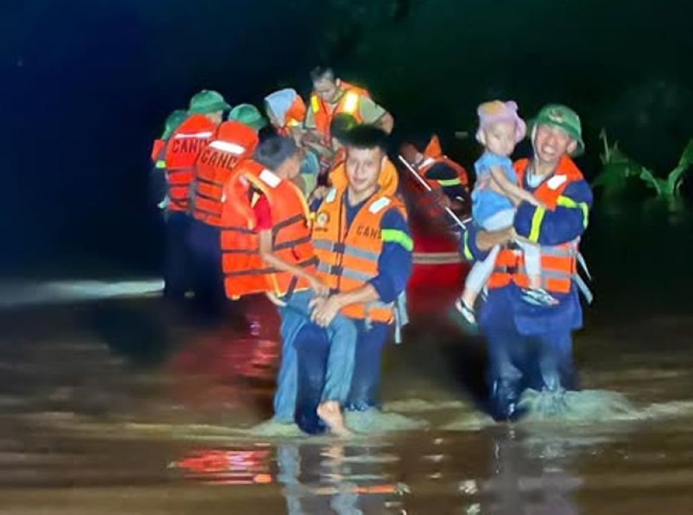 Phòng Cảnh sát PCCC và CNCH, Công an tỉnh Thanh Hóa đang có mặt tại khu vực thôn Gia Dụ, xã Cẩm Thủy tiếp cận sơ tán người dân, người già, trẻ nhỏ đến nơi an toàn. Ảnh: Công an Thanh Hóa