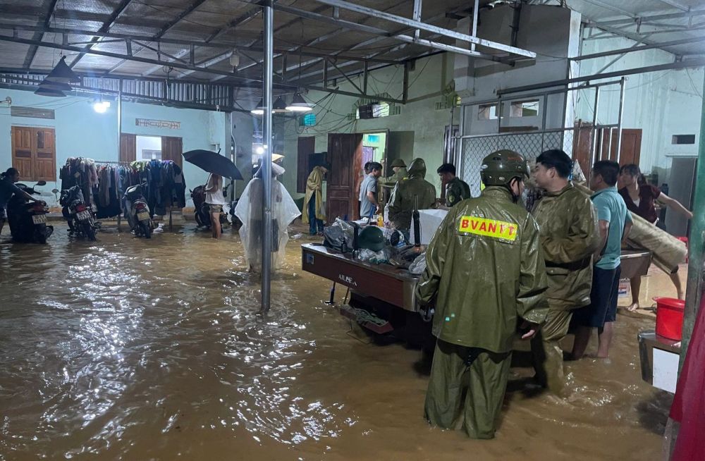 Công an xã Cẩm Thạch, tỉnh Thanh Hóa huy động toàn bộ cán bộ, chiến sĩ xuyên đêm hỗ trợ người dân. Ảnh: Công an Thanh Hóa