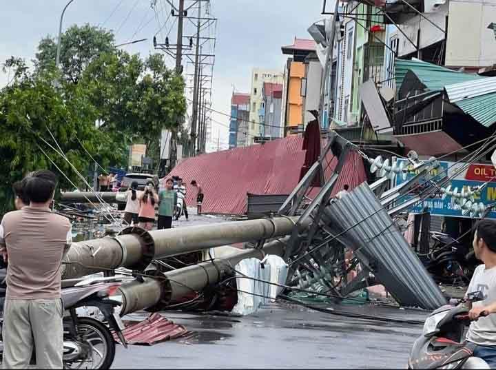 Lốc xoáy làm gãy 2 cột điện ở xã Yên Phong, Bắc Ninh. Ảnh: Người dân cung cấp