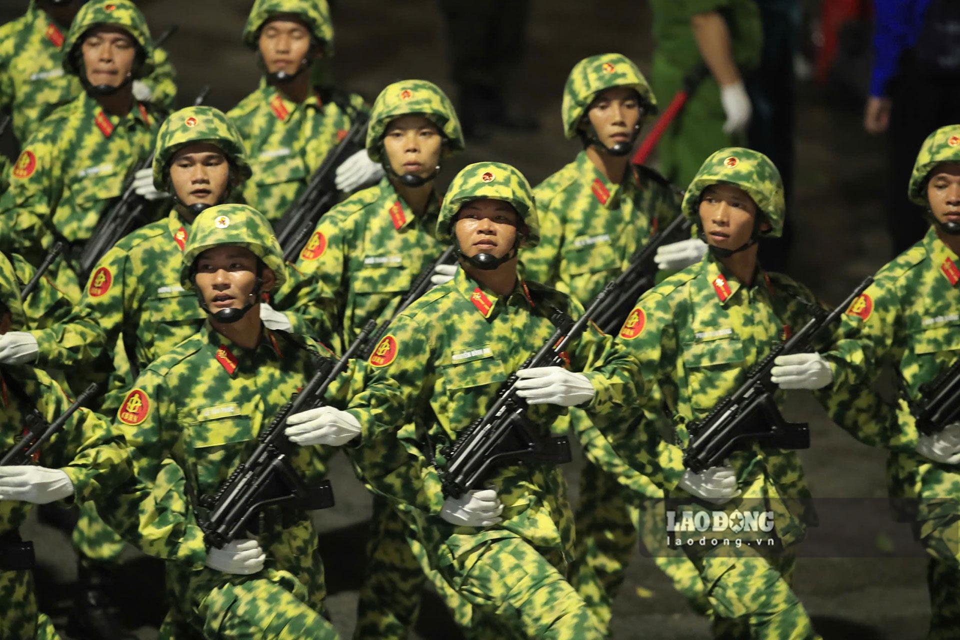 Khối nam dân quân tự vệ. Ảnh: Minh Dân
