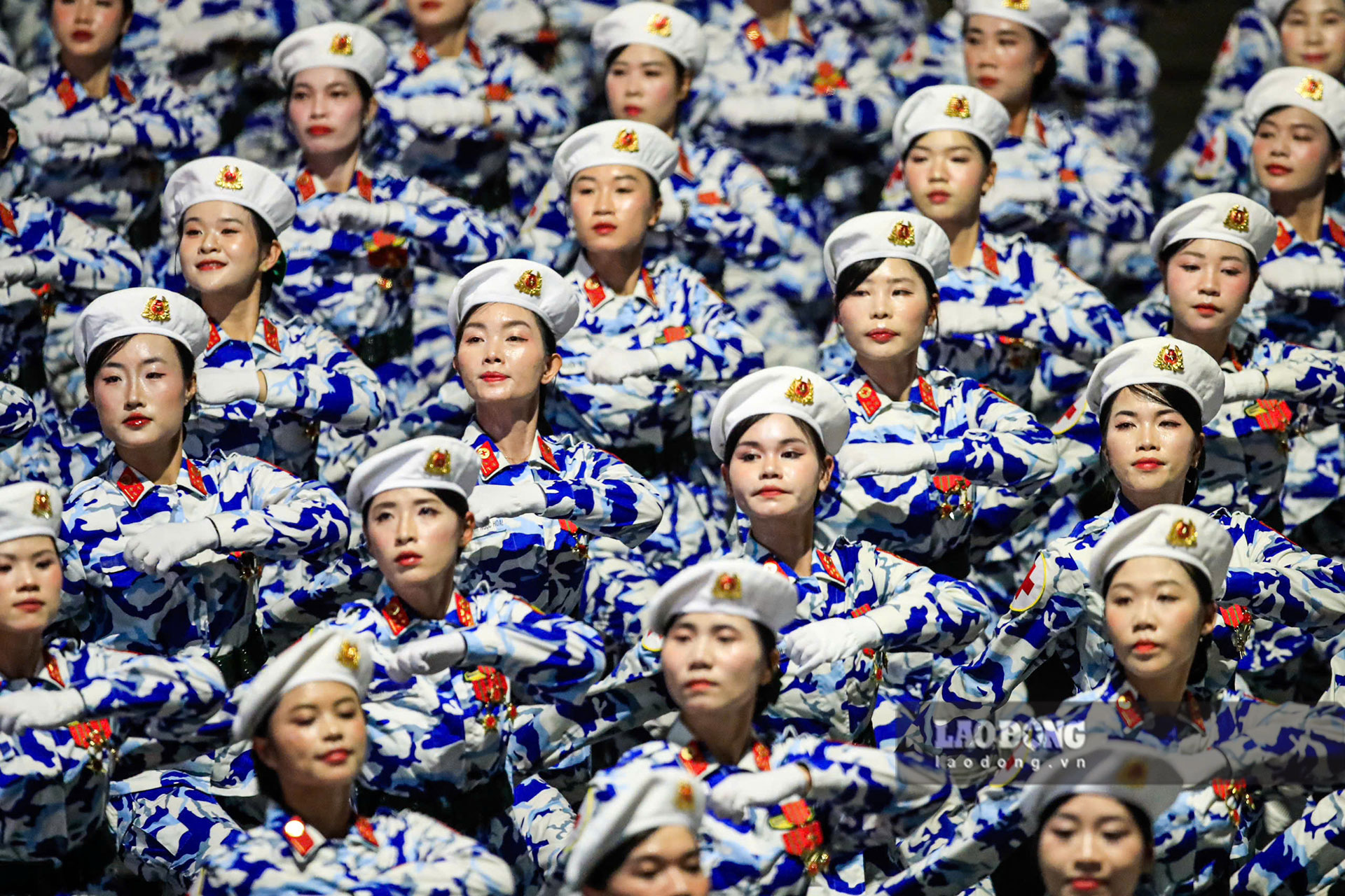 Khối nữ sĩ quan Quân y diễu binh qua phố Tràng Thi. Ảnh: Minh Dân