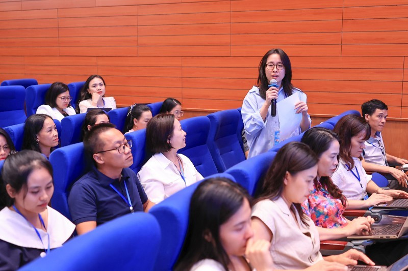 Đại biểu thảo luận tại hội thảo. ai6a.png