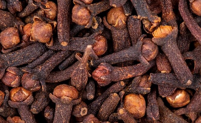 Điều gì xảy ra với lượng đường trong máu khi uống nước đinh hương