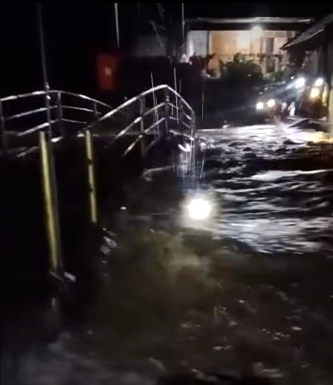 Lũ về trong đêm, người dân miền Tây Nghệ An tất tả di dời tài sản