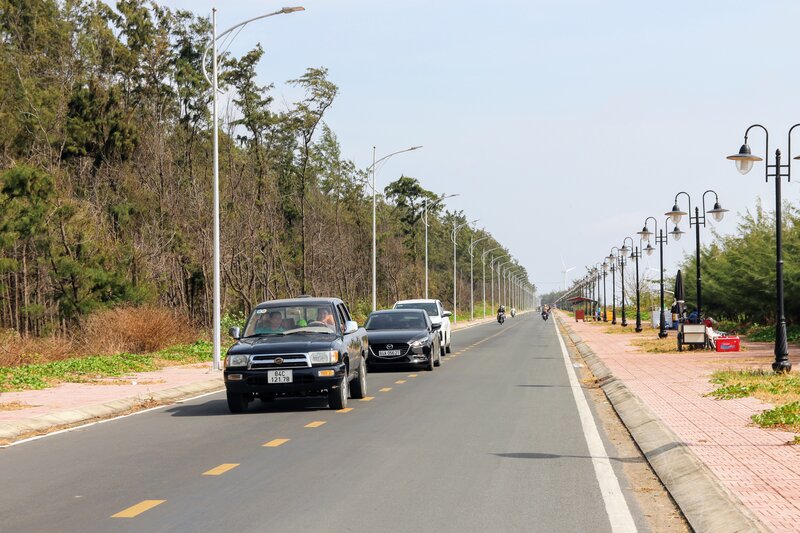 Hoàn thành tuyến đường bộ ven biển tạo cơ hội khai thác tiềm năng kinh tế, thương mại và du lịch. Ảnh: Hoàng Lộc