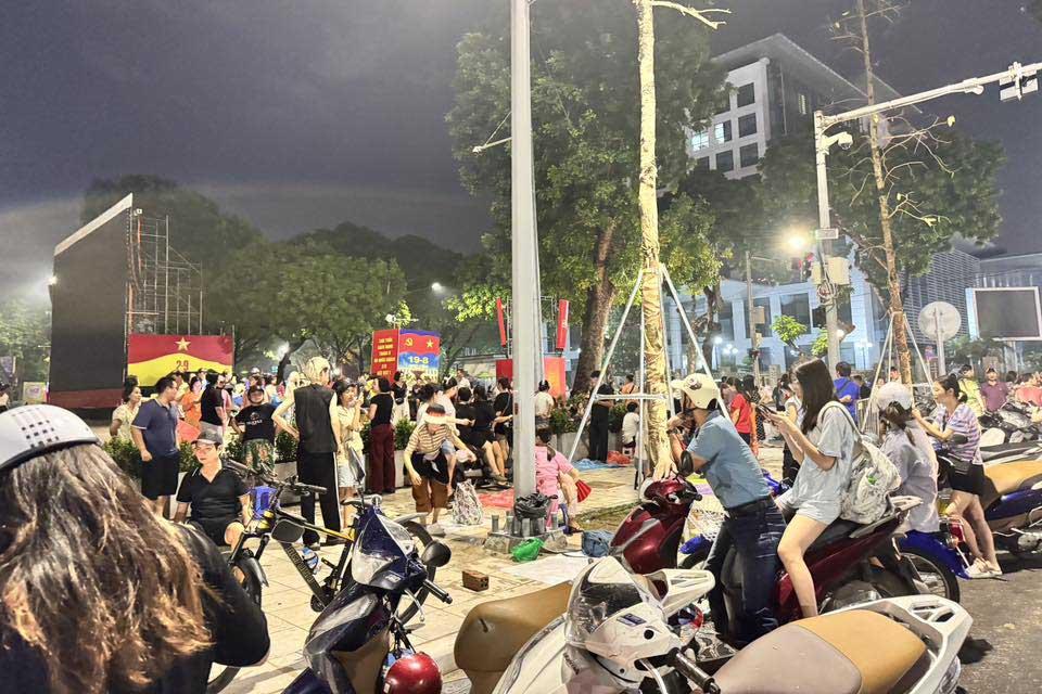 Nhiều người dân đến xê