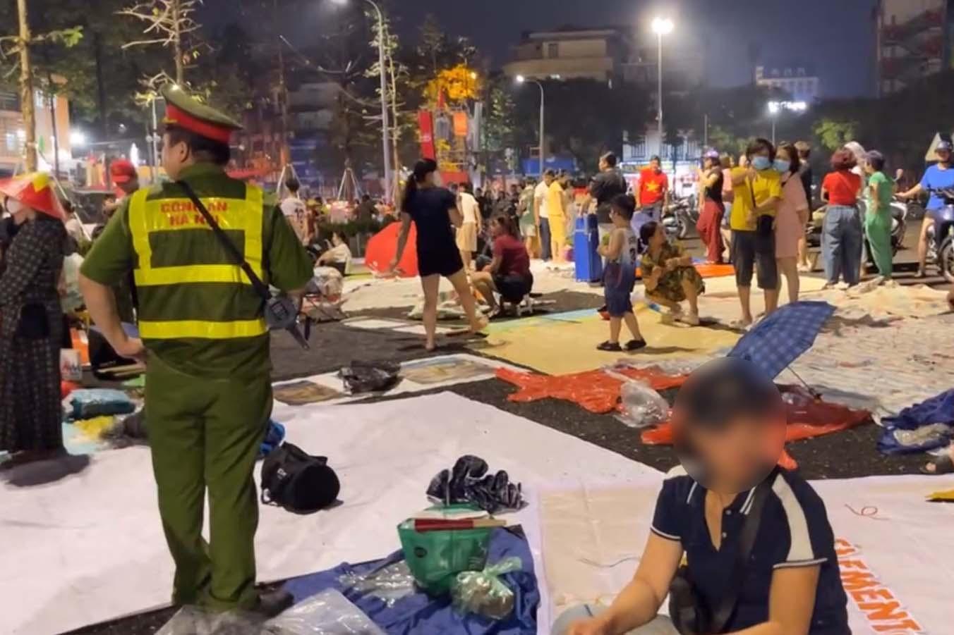 Lực lượng chức năng có mặt tại hiện trường, yêu cầu người dân di chuyển ra khỏi khu vực bảo vệ. Ảnh: Sông Lam