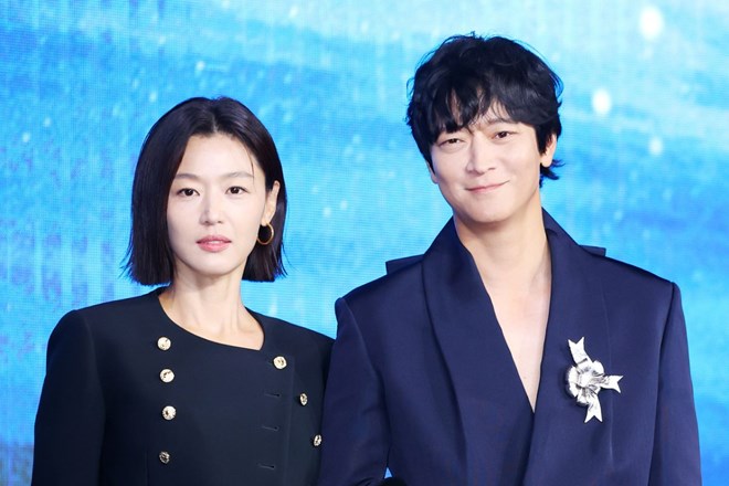 Jun Ji Hyun thừa nhận là fan lâu năm của Kang Dong Won