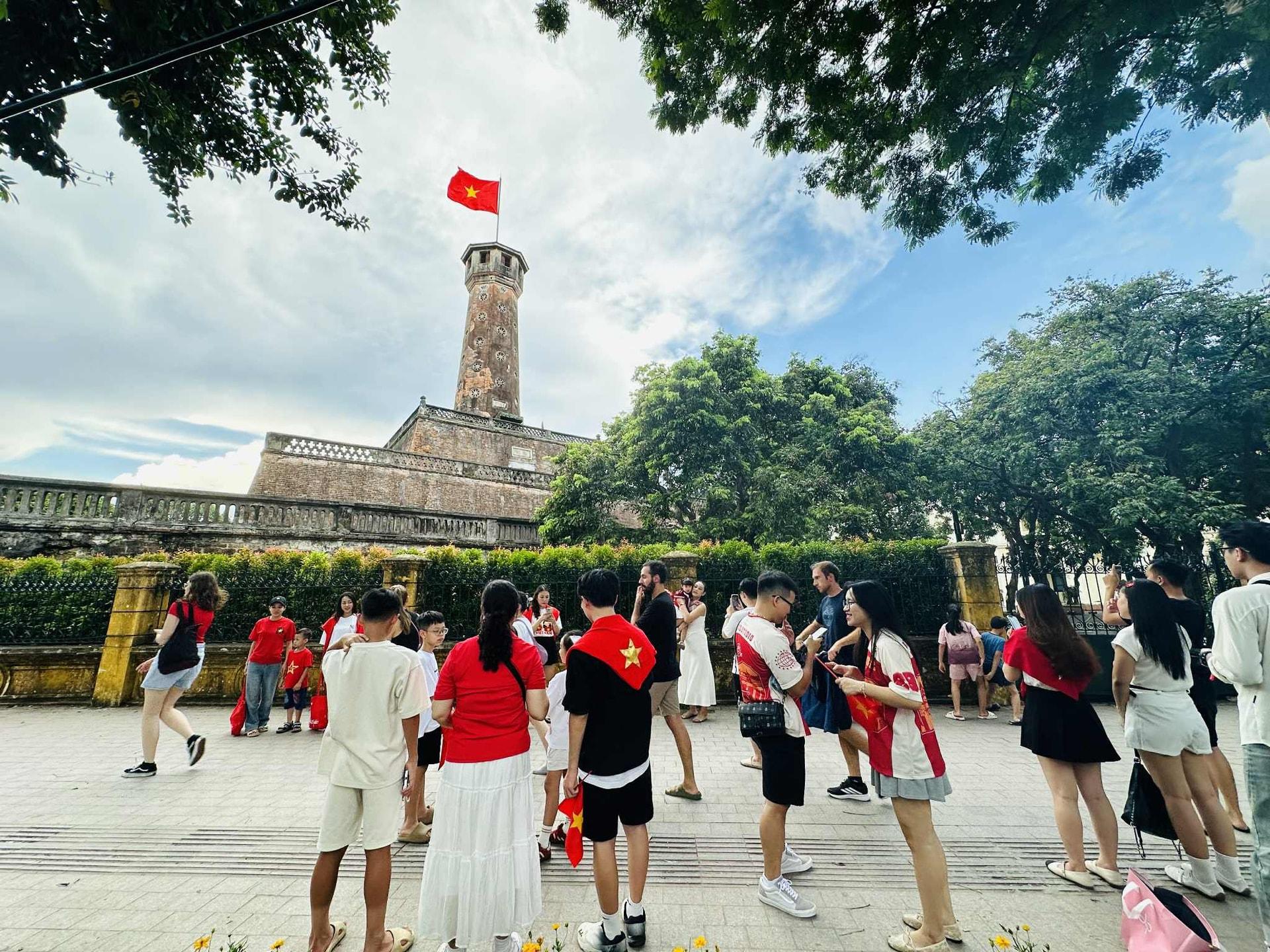 Du khách xếp hàng để chụp ảnh check-in với Cột cờ Hà Nội. Ảnh: Hoàng Lan