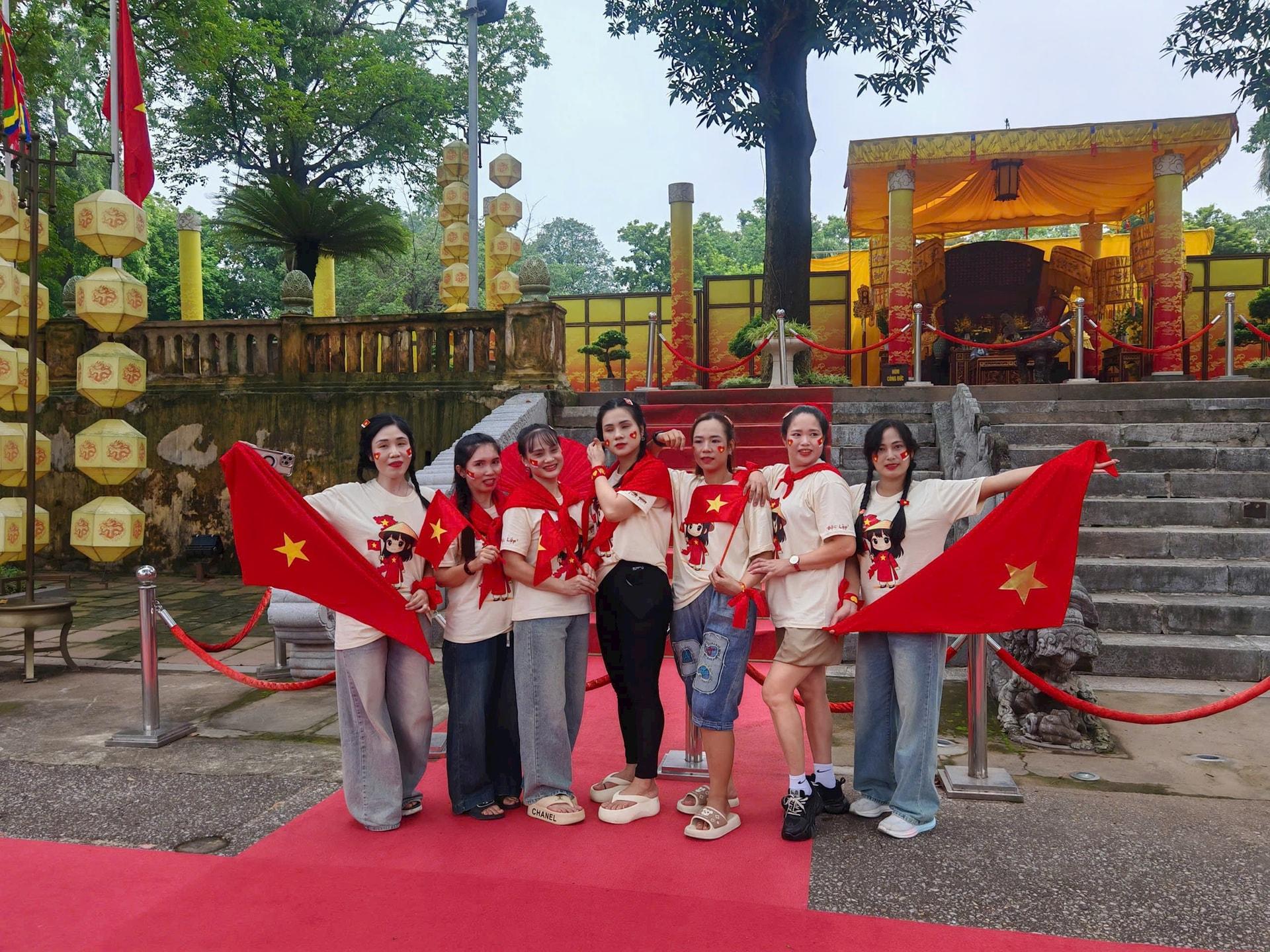 Du khách tham quan Hoàng thành Thăng Long. Ảnh: H.T