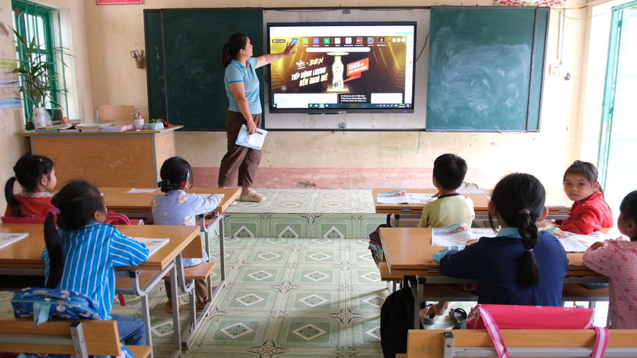 Cô giáo tại Điểm trường Bó Vài, xã Cô Ba (Cao Bằng) kiểm tra ti vi để chuẩn bị cho chương trình trực tuyến tại Lễ khai giảng năm học 2025-2026.