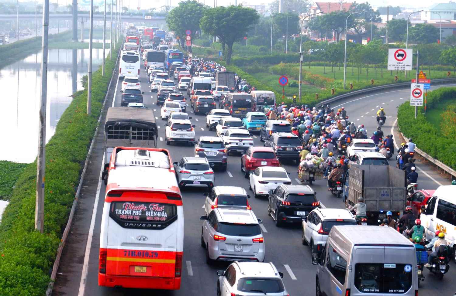 Dự án nâng cấp Quốc lộ 1 sẽ giải quyết tình trạng kẹt xe cửa ngõ phía Nam TPHCM. Ảnh: Minh Quân